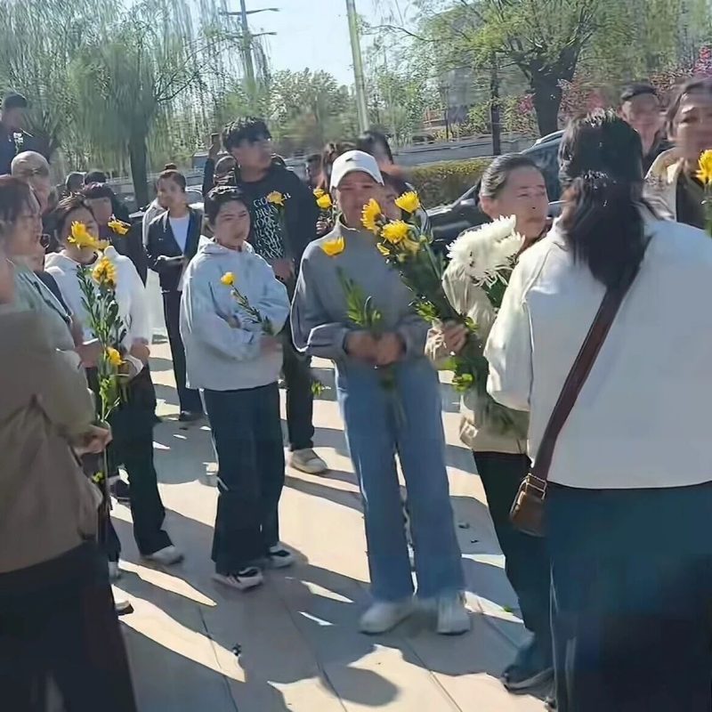 河北两名群众、一名辅警为救落水女子不幸牺牲，四人全部遇难，事发地被市民摆满鲜花，当地多方回应-嗨新闻