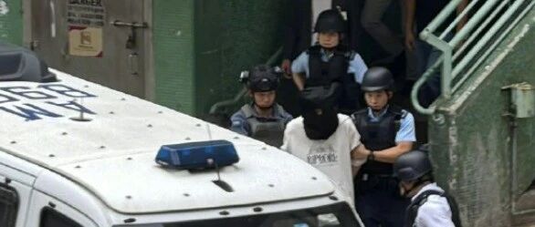 香港一男子手持锤子和疑似手枪打劫银行，抢走36000元港币后骑单车逃离现场，在柴湾商场被拘捕-嗨新闻