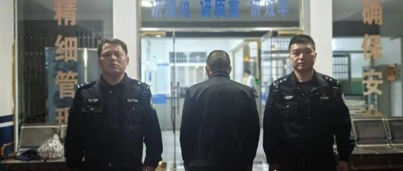 站着也要硬往里塞！19座客车载35人 ，司机已刑拘 | 警示-嗨新闻