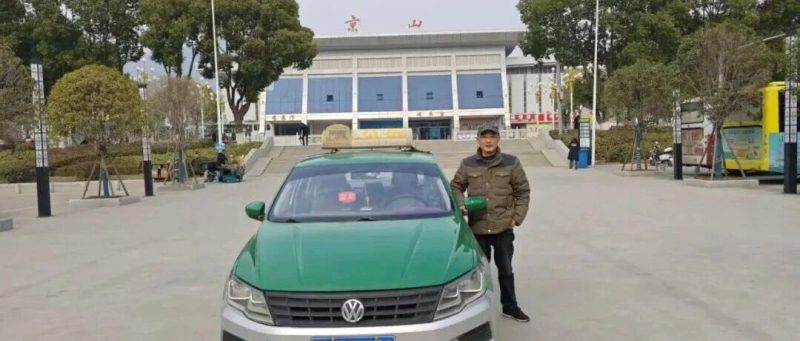 痛心！袁军波不幸去世，50余辆出租车为他送行-嗨新闻