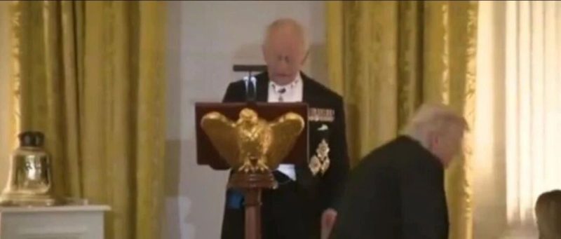 英国王给特朗普送了一口钟：如果哪天需要联系我们尽管“鸣钟”，这是一口悬挂在英海军退役潜艇上的舰钟，该舰艇与特朗普同名-嗨新闻