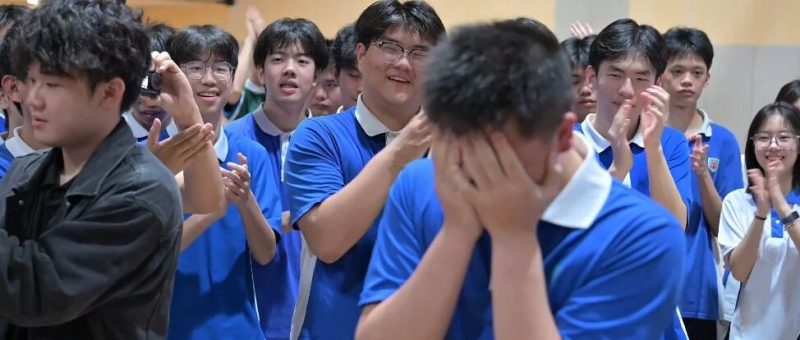 “小何，别捂腿了！”高二男生当场爆哭，网友也看哭了-嗨新闻