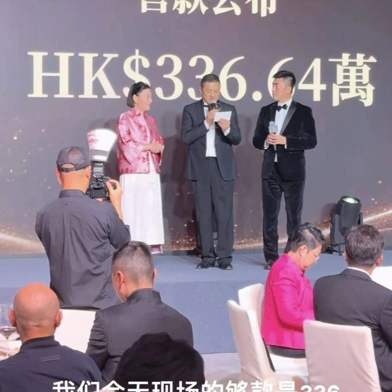 李亚鹏现身香港嫣然慈善晚宴，现场共筹得336万元港币，一幅书法作品拍出12万元港币，善款将惠及400多名唇腭裂患儿-嗨新闻