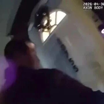 美国纽约一男子持刀闯入家人住处，警察上门瞬间屋内爆炸多人被气浪掀飞，8名警察受伤，嫌疑人下落不明-嗨新闻
