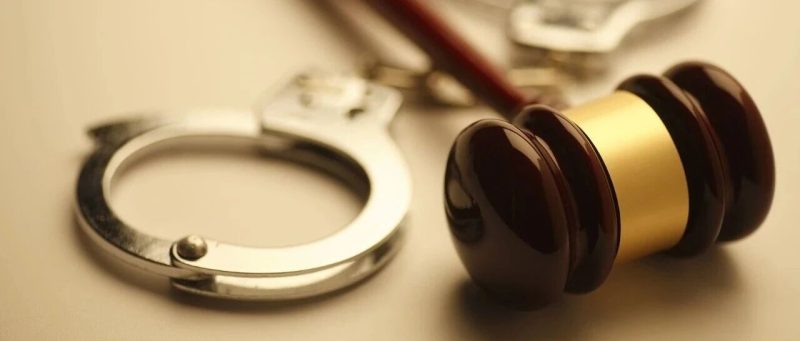 巴西发生校园枪击案，造成两人死亡、多人受伤，嫌疑人已被捕；警方：一名学生从家里拿枪进入学校，在通往校长办公室的走廊里开枪射击-嗨新闻