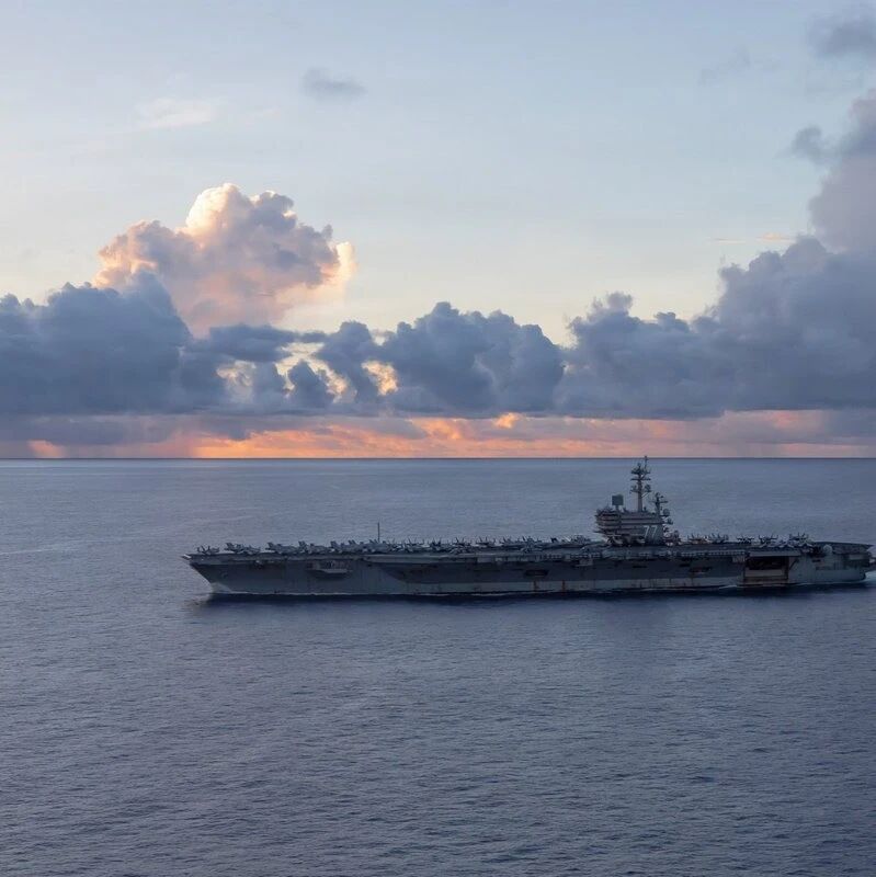 美国中央司令部：“乔治·H·W·布什”号航空母舰正全面执行美国针对伊朗的海上封锁行动，到目前为止，已有52艘商船被指示掉头或返回港口-嗨新闻