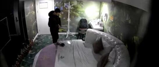 男子辞职专做反偷拍博主：整理出偷拍场景达36种，通过床品、酒店名称、口音等锁定位置，曝光的多起案件警方介入，个人信息遭“开盒”-嗨新闻