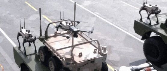 九三阅兵中亮相的机器狼，总设计师揭秘：早年实测时常宕机，研发团队“破防”，打造极限魔鬼中试基地；15秒上一层楼、自带专属“战靴”-嗨新闻