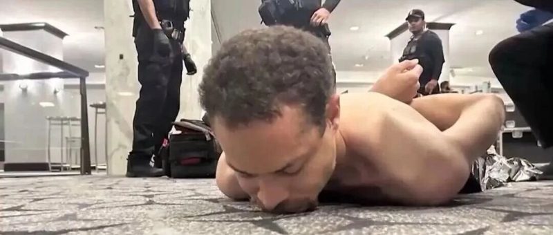 白宫记协晚宴枪击案嫌疑人出庭未发言，对所有指控均不认罪：其被控企图刺杀总统特朗普、袭击联邦官员和非法持有枪支等-嗨新闻