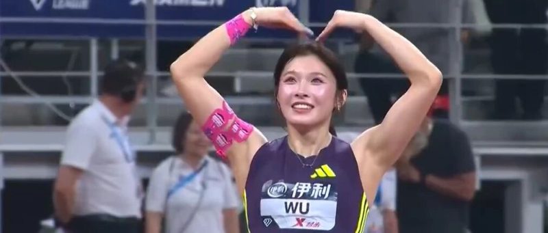 13秒06，吴艳妮钻石联赛100米栏获第八名，创个人赛季最佳，赛后向观众比心；美国名将拉塞尔12秒14，创造今年世界最好成绩-嗨新闻
