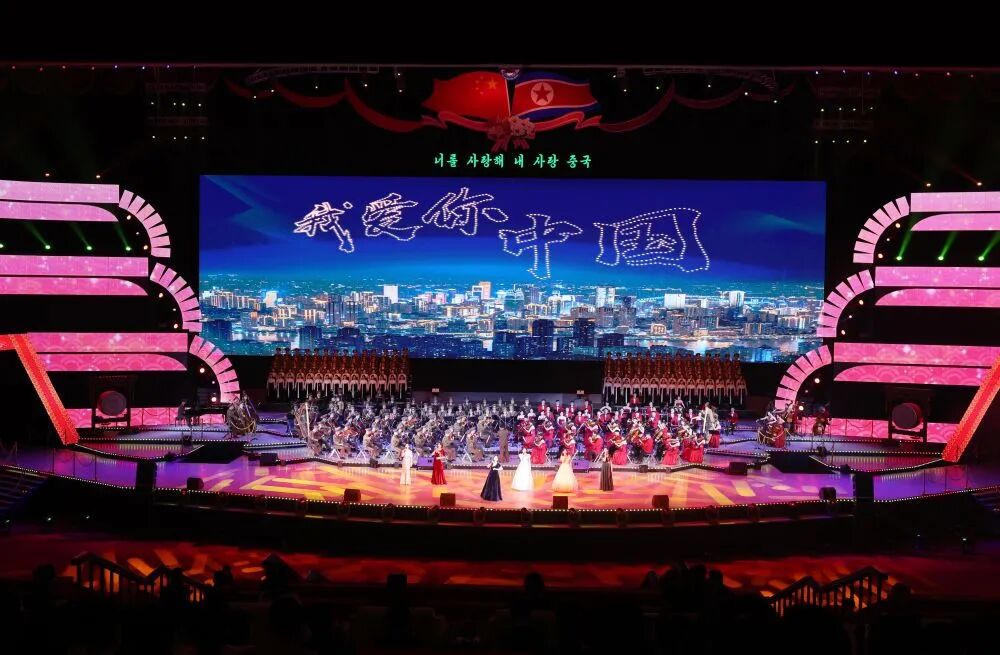 图片[3]-习近平和彭丽媛观看朝鲜专场文艺演出-嗨新闻