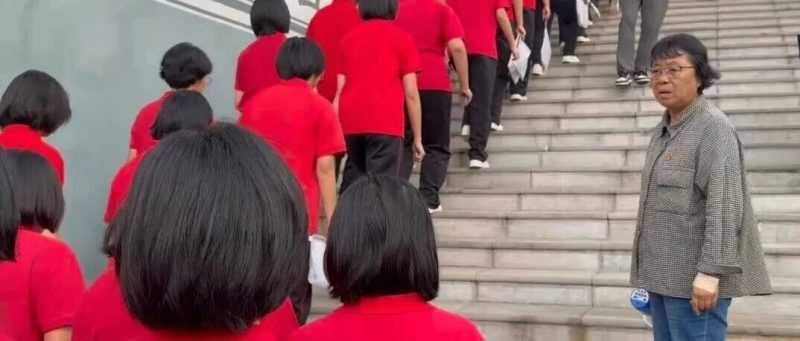 16年了，她还站在那里-嗨新闻