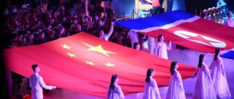 习近平和彭丽媛观看朝鲜专场文艺演出-嗨新闻