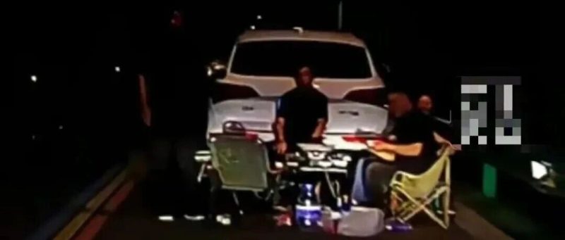 惊出一身冷汗！司机避开远光灯后，赫然发现有5人在路上围桌聚餐 | 警示-嗨新闻